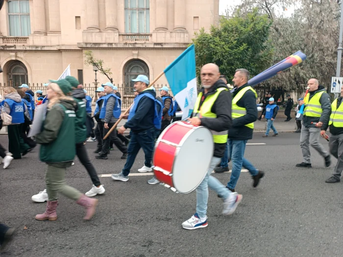 Sindicaliştii protestează în faţa Ministerului Economiei. FOTO: Facebook