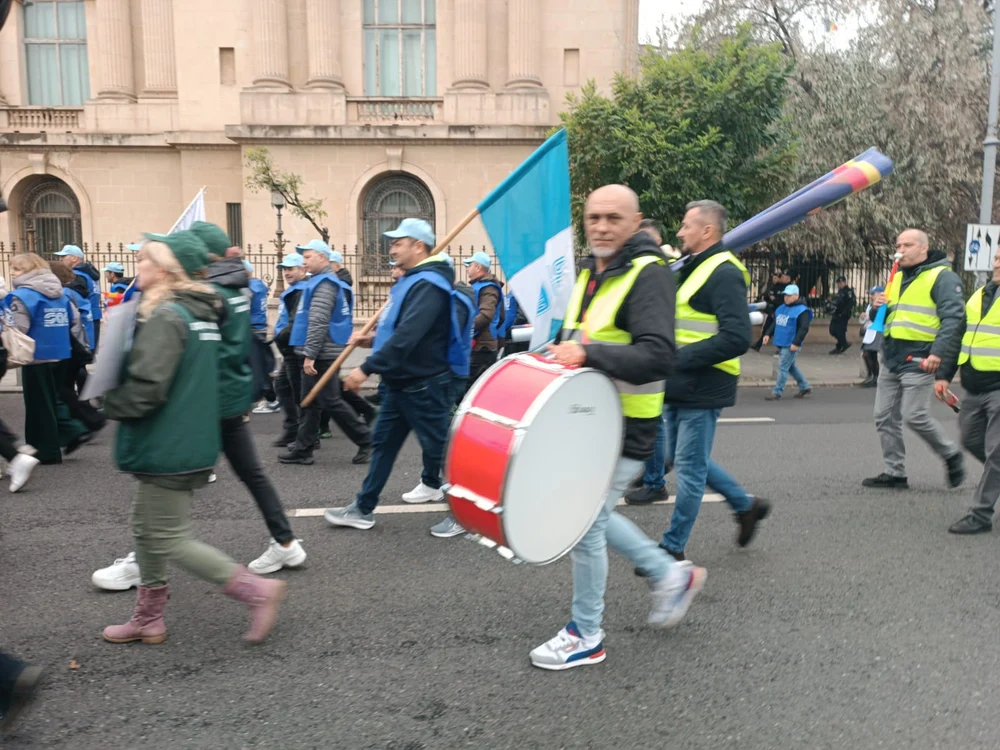 Sindicaliștii din industria de apărare, aeronautică şi navală ptotestează în faţa Ministerului Economiei