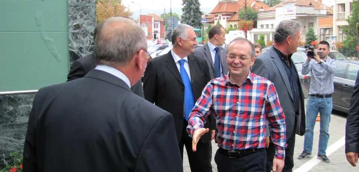 Premierul în faţa Primăriei Alba Iulia