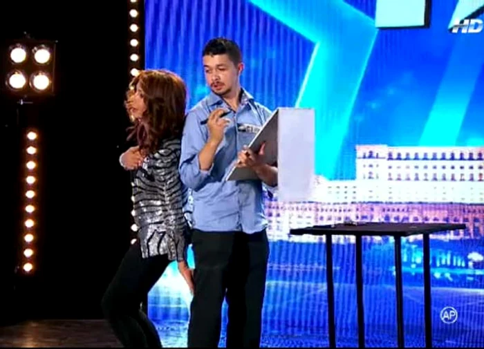 
    Românii au Talent: Mihaela Rădulescu i-a pus mâna pe fund concurentuluiFoto: captură Pro Tv  