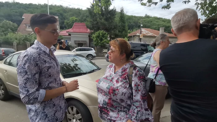 Prof. Felicia Alexandru și-a așteptat elevii la poarta școlii FOTO: A.M.
