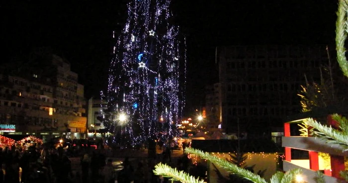 Bradul de Crăciun s-a aprins aseară la Târgovişte