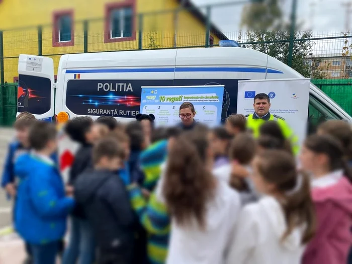 Polițiștii din cadrul Serviciului Rutier Argeș au stat de vorbă cu elevii. FOTO IPJ Argeș