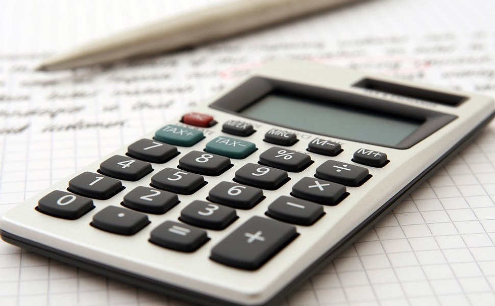 Aberație legislativă. Firme obligate să plătească taxe în plus doar ca să mențină salariul unor angajați