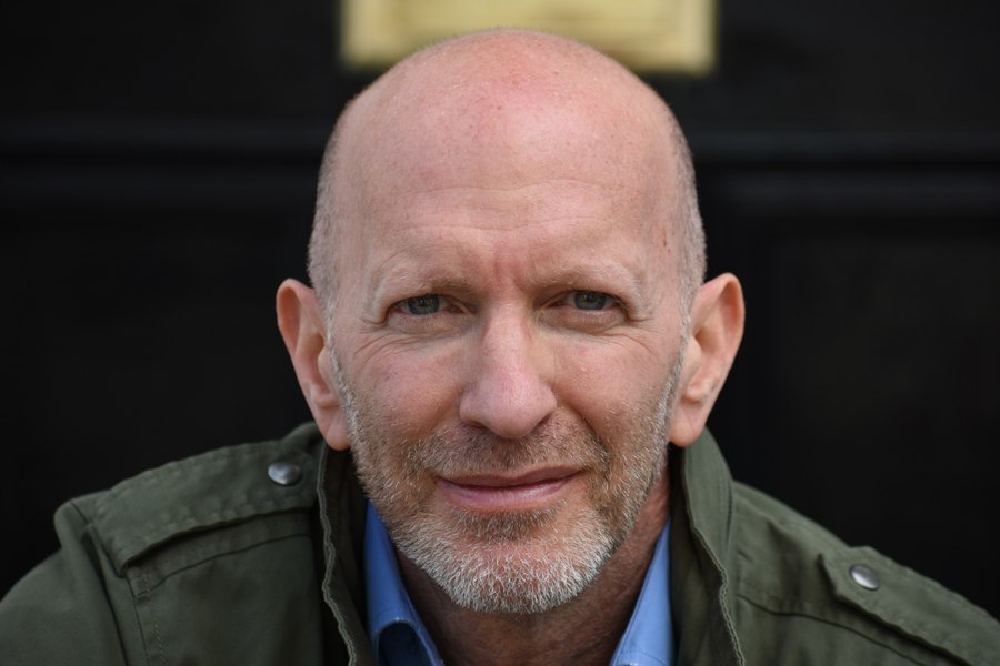 Interviu cu istoricul britanic Simon Sebag Montefiore: „În vremuri tulburi, lumea se întoarce la puterea familiilor”