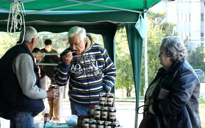 Totul se face pe gustate şi pe... negociate! Foto: Corina Tătaru.