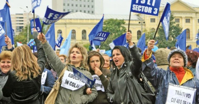 Cadrele didactice din România şi-au strigat sărăcia în stradă, la protestul organizat în faţa Guvernului