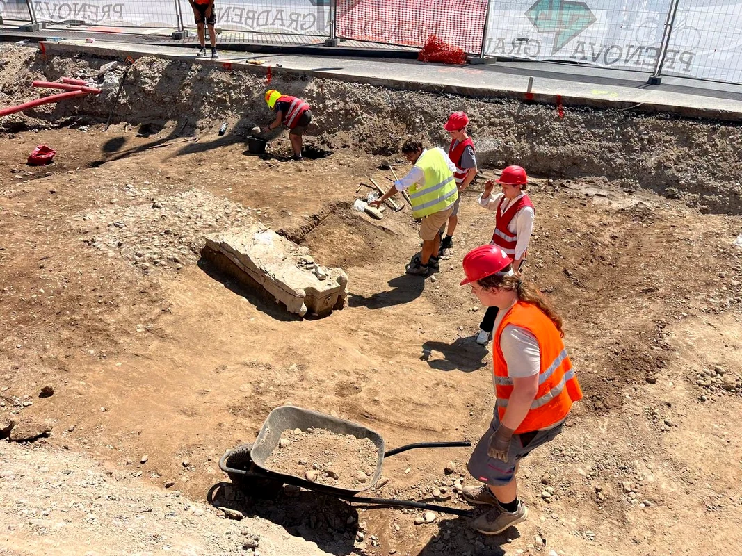 Monument funerar roman descoperit în necropola orașului antic Emona (© (Ne)odkrita arheologija Ljubljane)