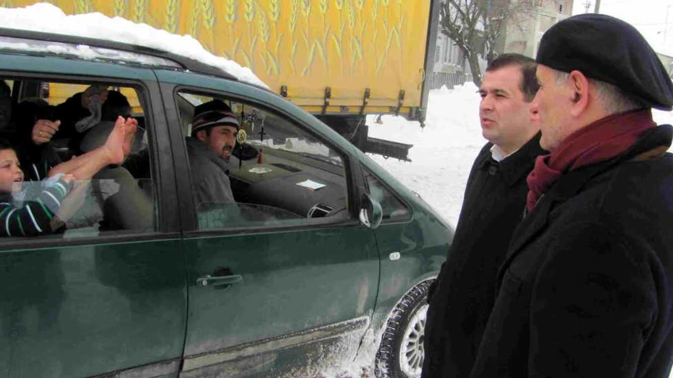 Patronul Rapidului în discuţie cu o familie de rromi