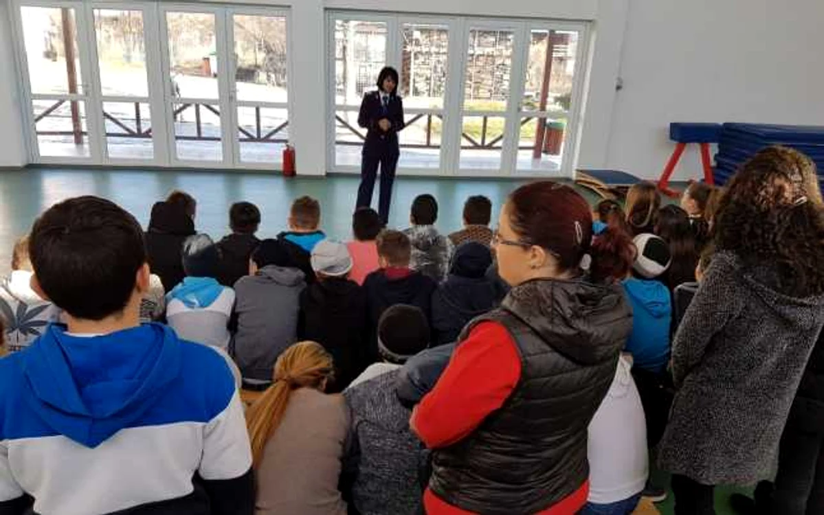 Elevii, la întâlnirea cu oamenii legii FOTO IPJ Călăraşi