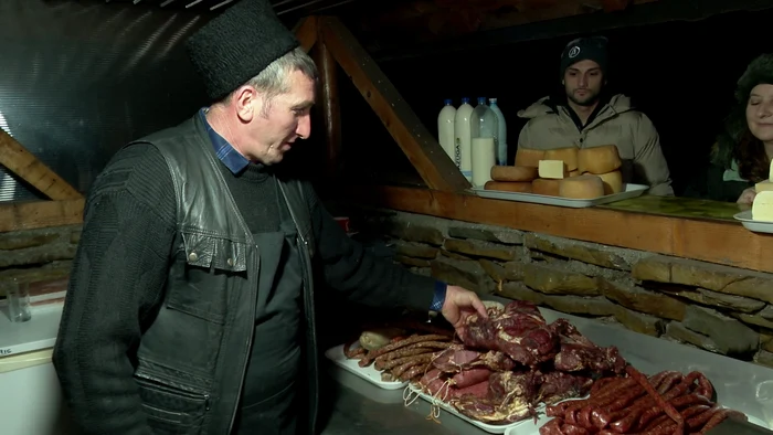 Afumăturile din carne de porc au mare căutare. FOTO Iulian Bunilă