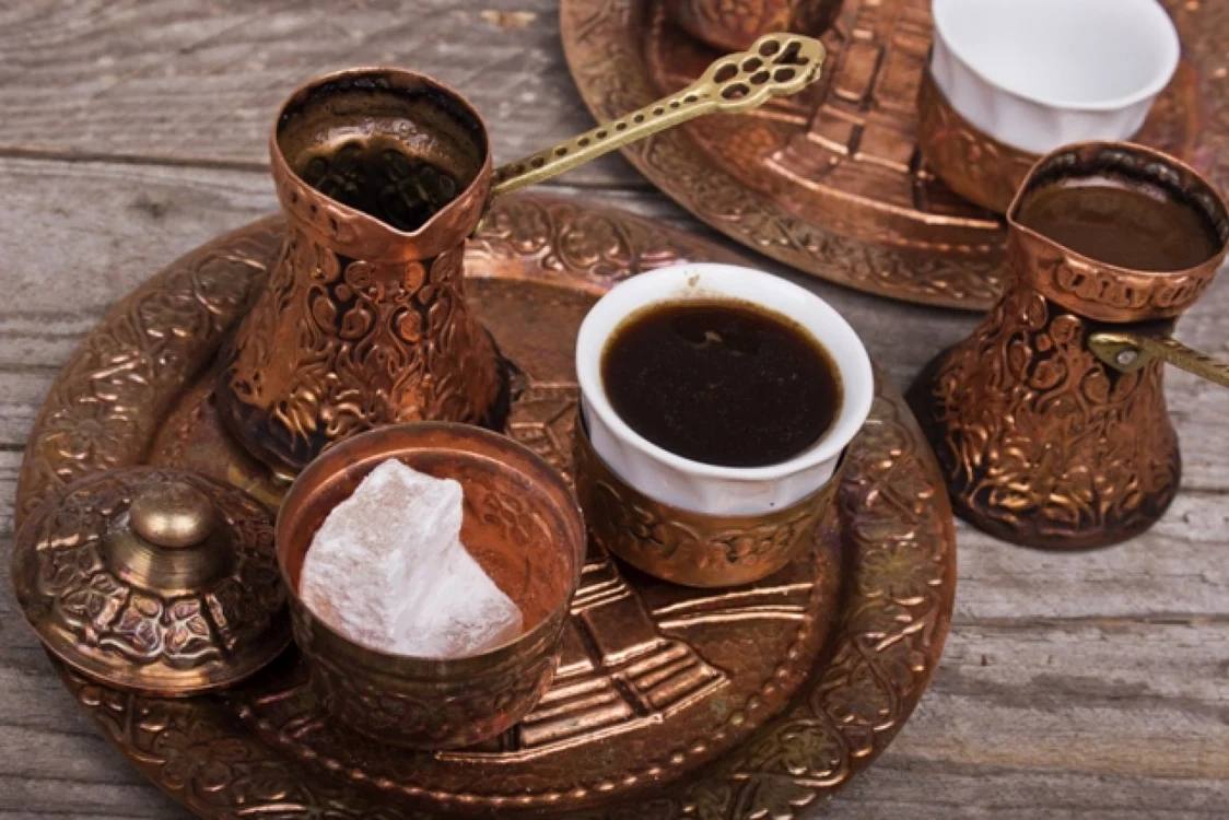 La prepararea cafelei se foloseşte un ibric de aramă FOTO www.desprecafea.ro