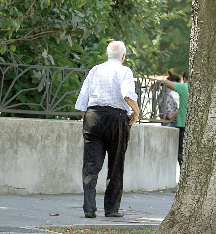 Cochet, elegant, actorul, merge agale spre casă