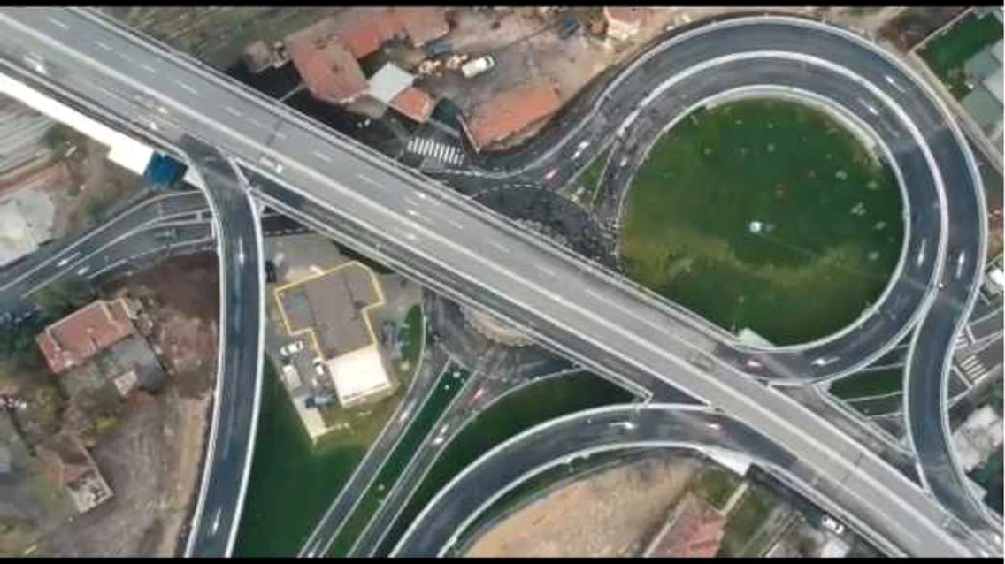 Pasajul suprateran peste calea ferată din Râmnicu Vâlcea Foto captură video