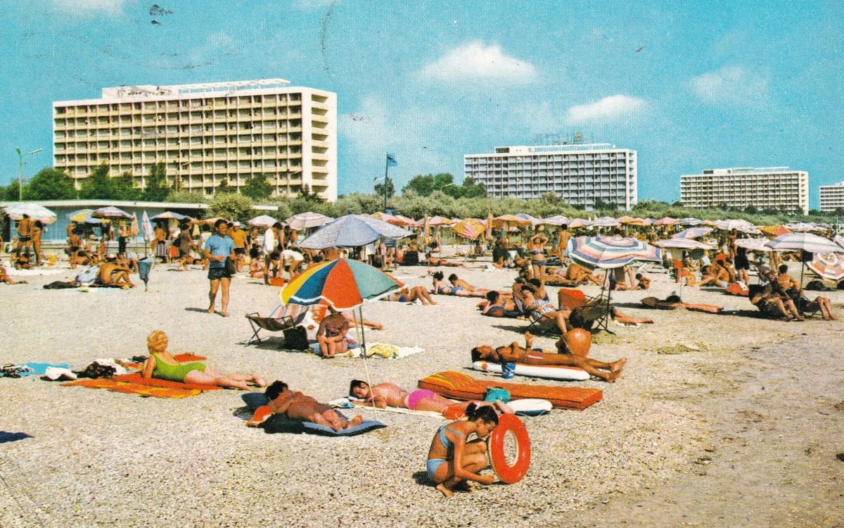 Hoteluri pe litoralul românesc în anii '70. Sursa: Delcampe.net
