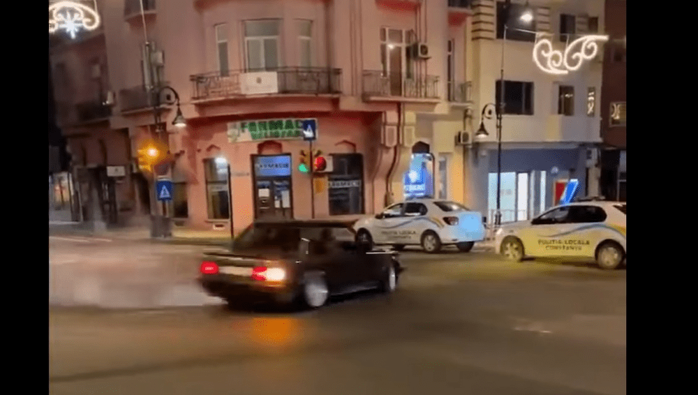 Un șofer cu BMW a făcut drifturi sub nasul polițiștilor locali, în centrul Constanței. „Nu putem să ne angrenăm în urmăriri pentru trei piruete“ VIDEO 