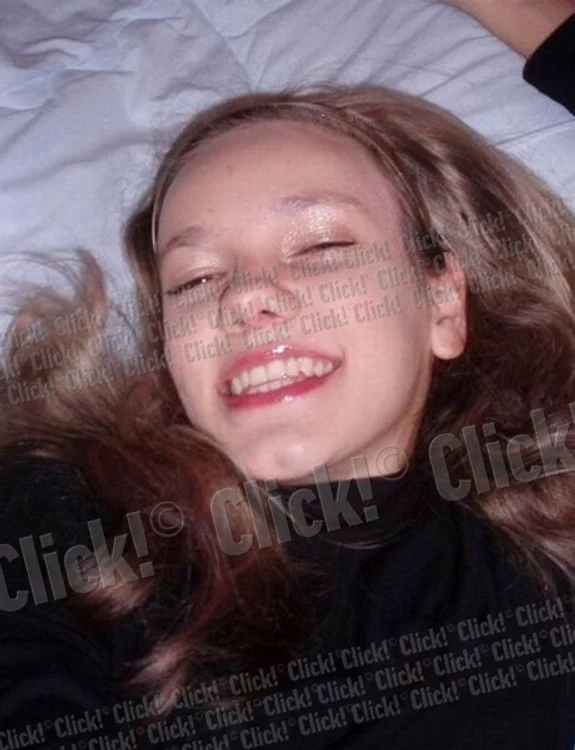 Tânăra este dependentă de operaţii estetice