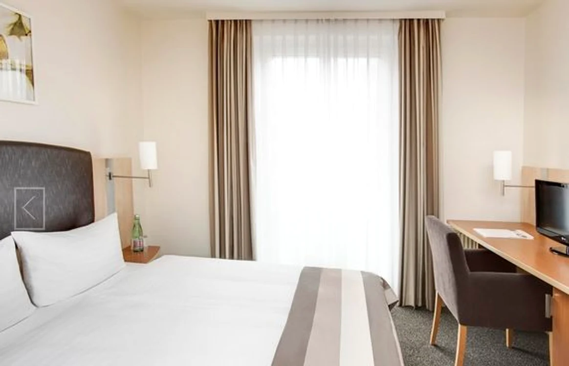 Aşa arată o cameră standard în hotelul în care este cazată delegaţia României