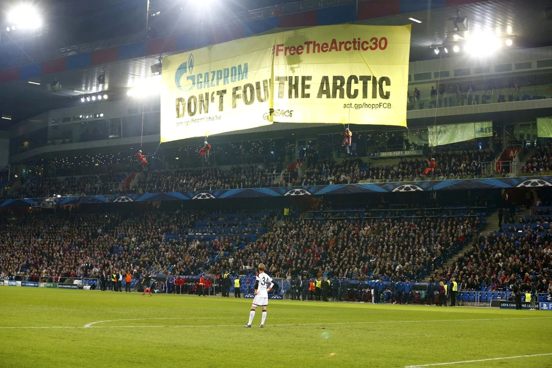 Banner de protest, afişat la meciul Basel - Schalke FOTO Reuters