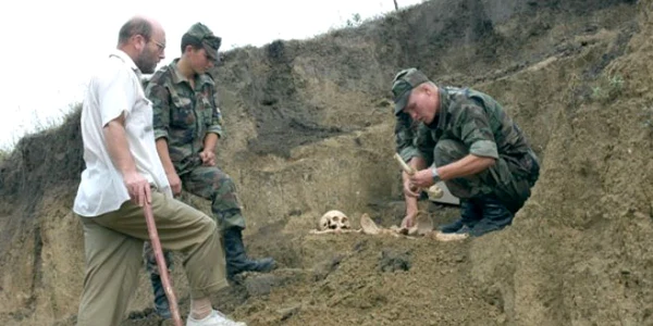 Ostaşii Armatei Naţionale îi ajută pe arheologi la săpat