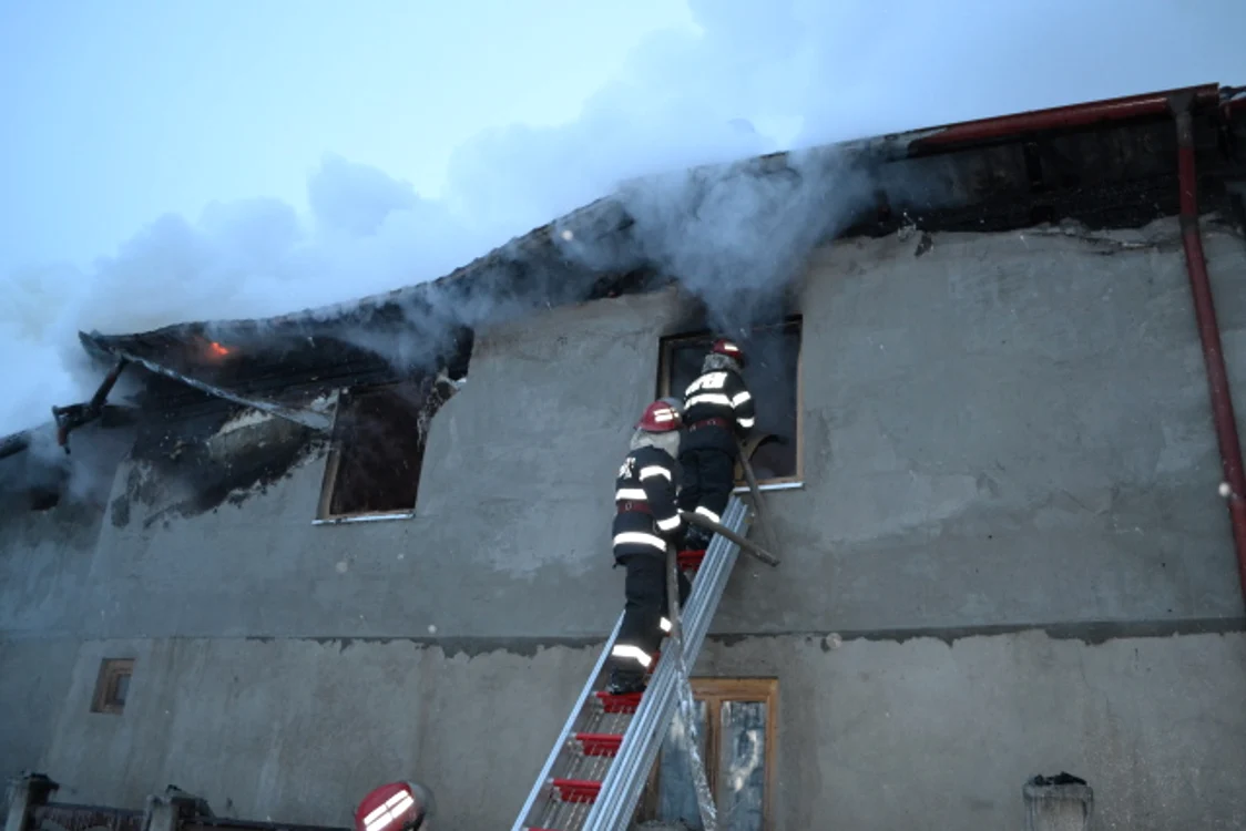 
    Incendiul a afectat acoperișul pensiunii  