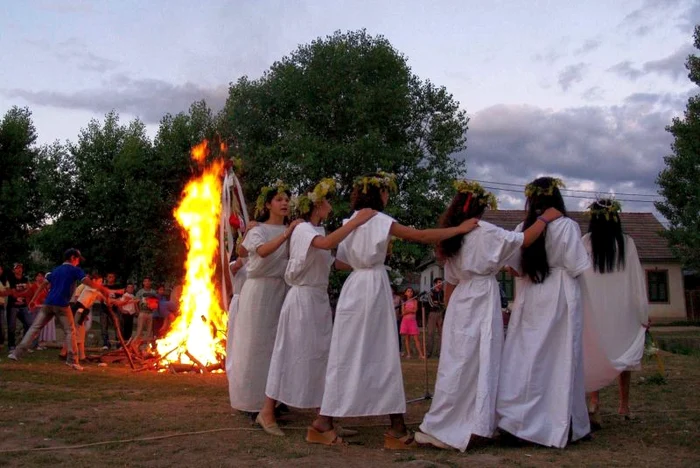 
    Fete îmbrăcate în Sânziene dansează în jurul focului în noaptea Naşterii Sfântului Ioan BotezătorulFoto: Mediafax  