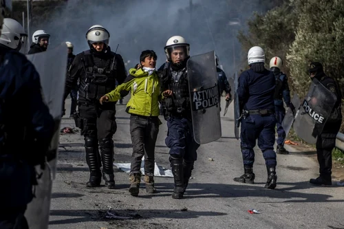 Migranţi la graniţa dintre Turcia şi Grecia FOTO AFP