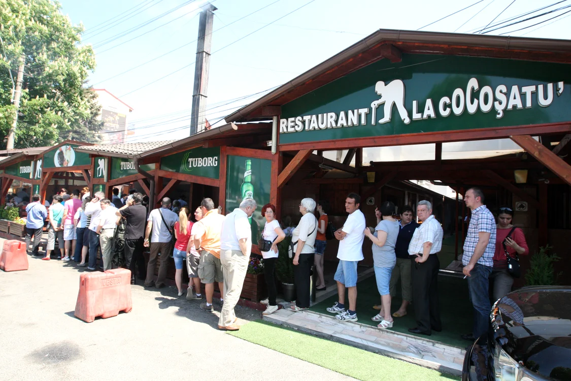 Restaurantul ”La Cocoșatu”, din Capitală, renumit pentru micii savuroși, era luat cu asalt an de an