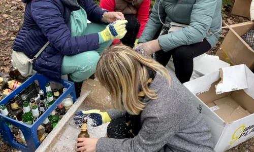 Women of the war in Ukraine Molotov cocktails against Russian jpg