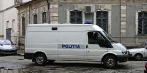 Bărbatul a fost potolit de mascaţi