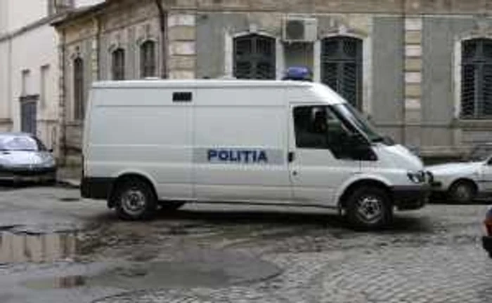 Bărbatul a fost potolit de mascaţi