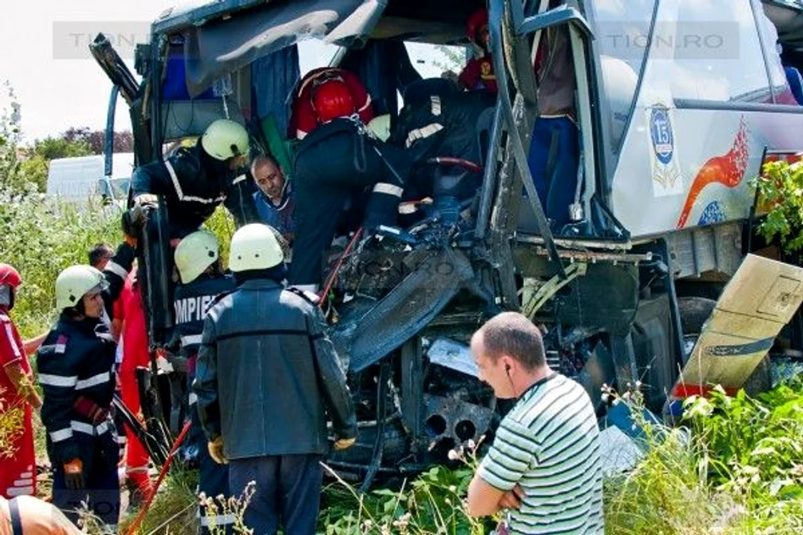 
    Un autobuz care transporta muncitori a lovit un SUV  