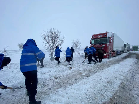 Jandarmi, deszăpezire pe E85 Foto Jandarmeria Română