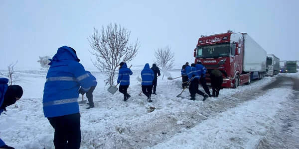Jandarmi, deszăpezire pe E85 Foto Jandarmeria Română