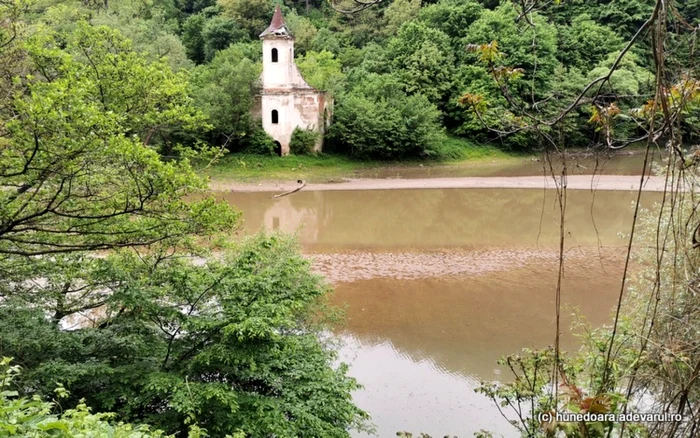 Biserica de pe malul LAcului CInciş. FOTO: Daniel Guţă. ADEVĂRUL.