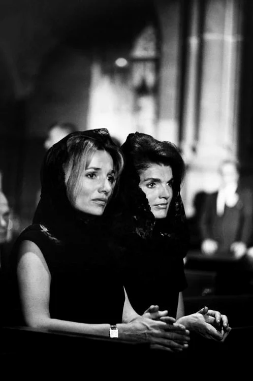 19 lee radziwill and jackie kennedy at the coffin of robert kennedy 1968 jpg jpeg