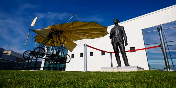 Statuia lui Traian Vuia de pe Aeroportul Timişoara
