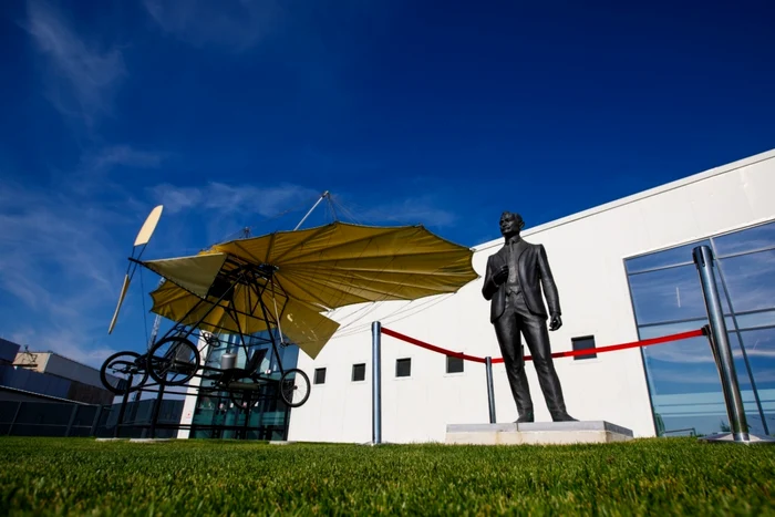 Statuia lui Vuia de pe Aeroportul Timișoara FOTO Ștefan Both