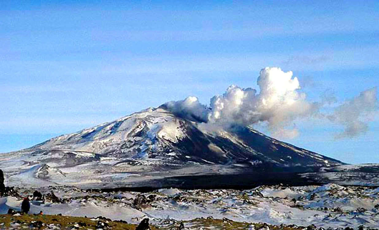 Imagine generică cu vulcanul Hekla, Islanda, în plină eurpție