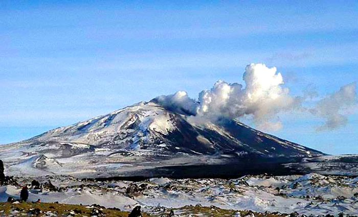 Imagine generică cu vulcanul Hekla, Islanda, în plină eurpție