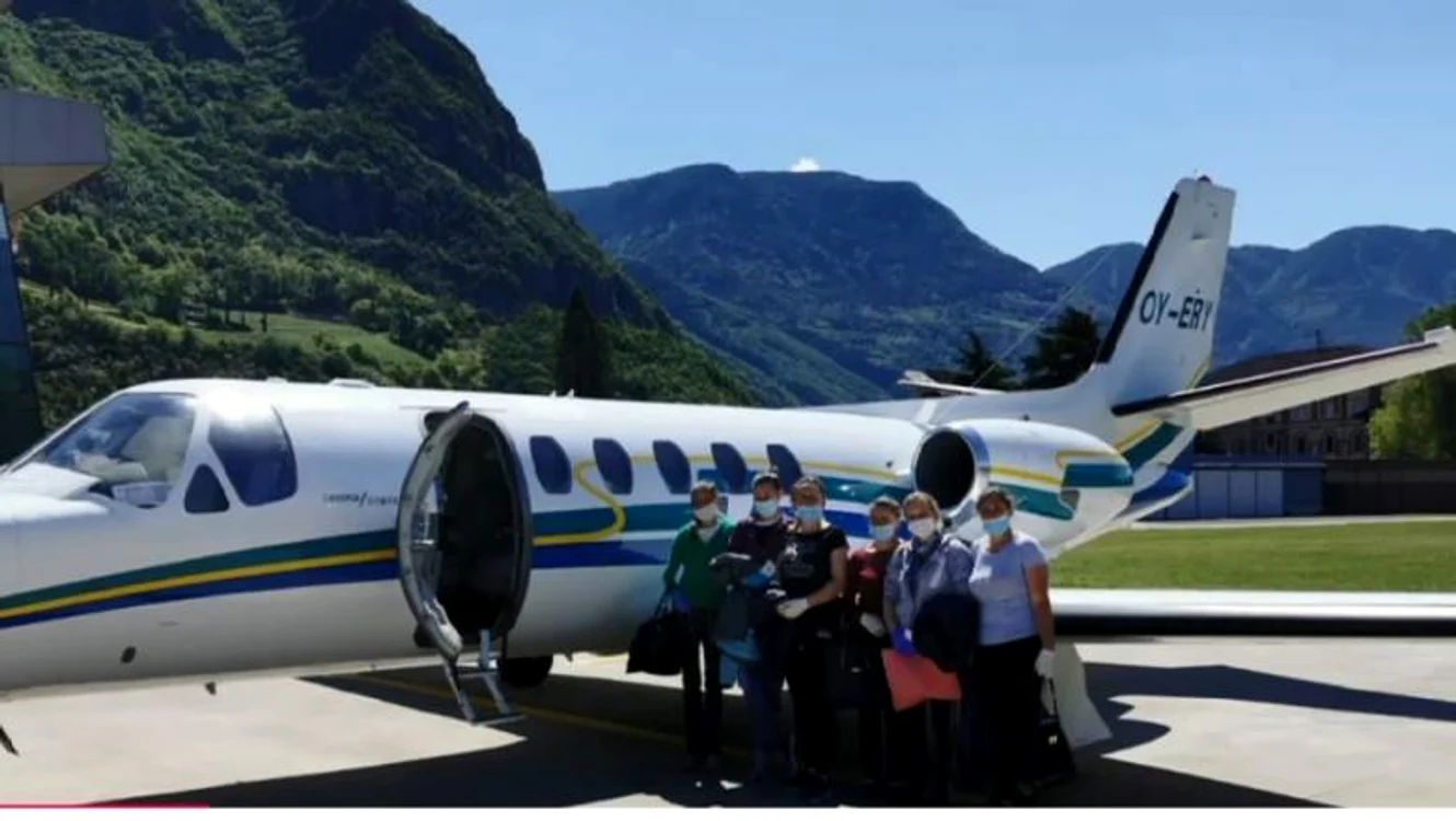 
    Româncele au plecat în Italia cu un avion privatfoto: Digi 24  