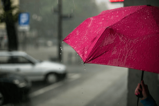 Avertizare meteo. Ploi torențiale și descărcări electrice în București