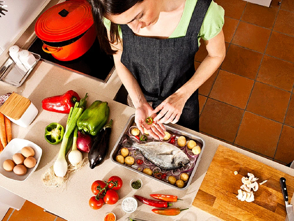 Peştele prăjit este delicios, dar nu la fel de plăcut este să-şi miroasă toată casa a peşte când îl pregăteşti. Un truc la îndemână este să pui o felie de ghimbir proaspăt în uleiul de prăjit. FOTO today.com