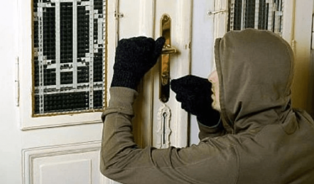 Doi români plecați în străinătate au găsit casa goală când s-au întors în țară