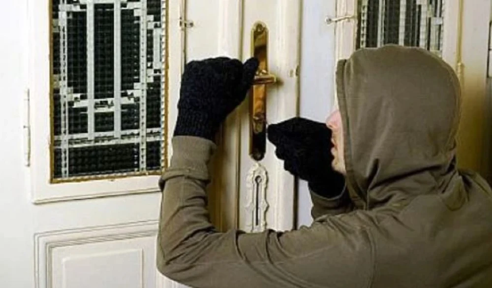 Femeie de 92 de ani din Sălaj, tâlhărită de doi tineri în propria locuință