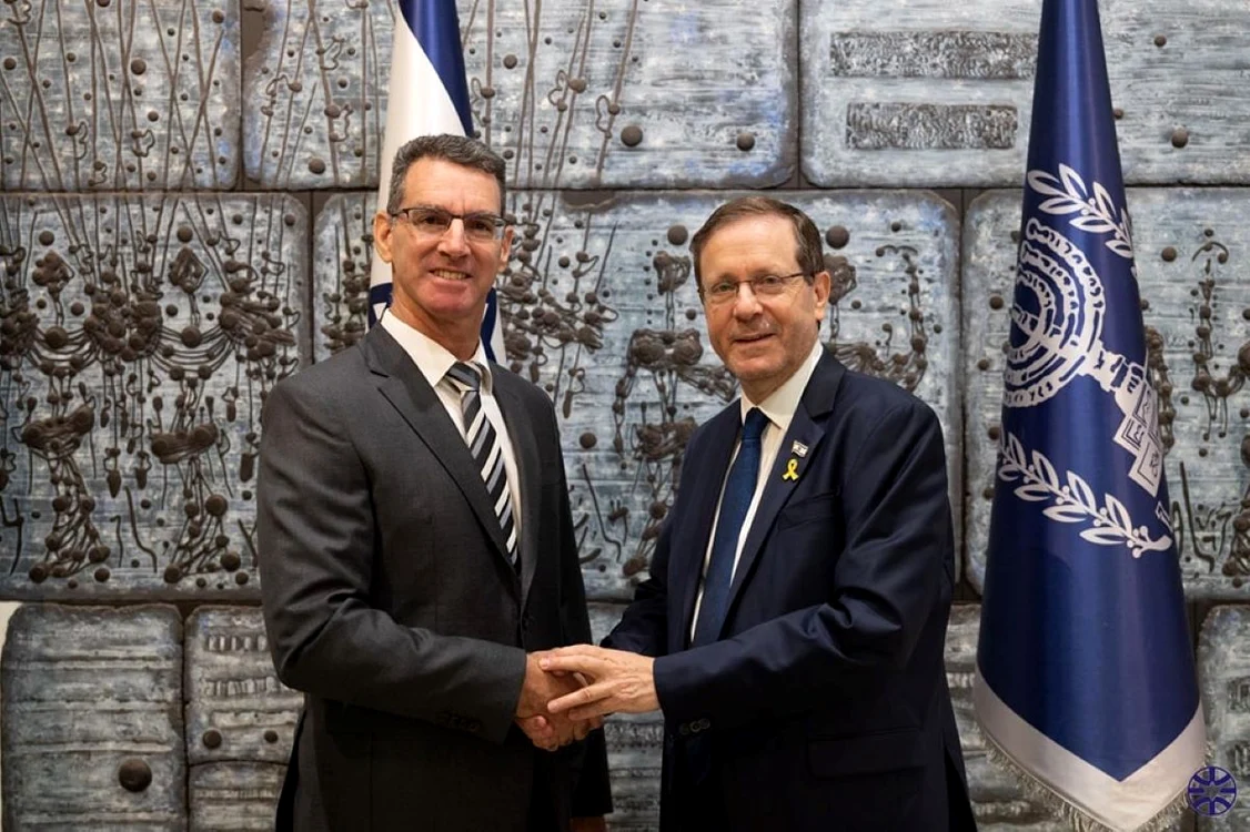 ES Lior Ben Dor (stânga) împreună cu președintele Isaac Herzog / FOTO: Ambasada Israelului