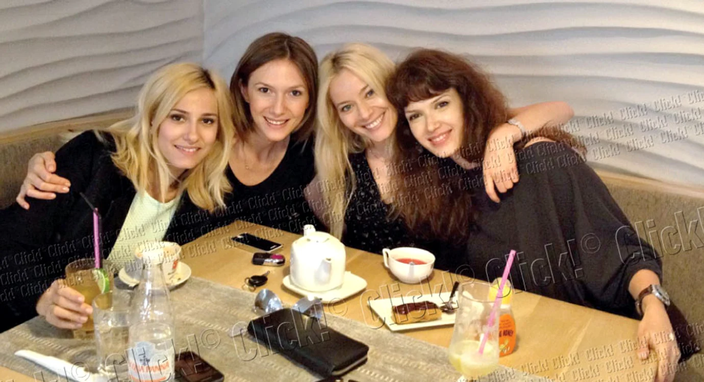 Cu cele mai bune prietene, Dana Rogoz,  Adela Popescu şi Alina Chivulescu (de la stânga la dreapta)