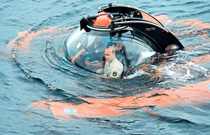 Vladimir Putin la borbul unui mini-submarin/FOTO:Arhiva