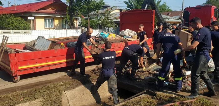 Cei aproape 1.000 de pompieri vor desfășura activități timp de cel puţin trei zile. FOTO Arhivă