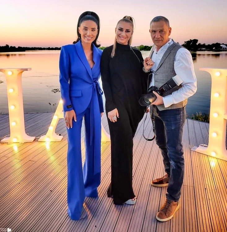 Adelina Pestrițu, în costum albastru,  alături de Anamaria Prodan, care a purtat o rochie Gaultier